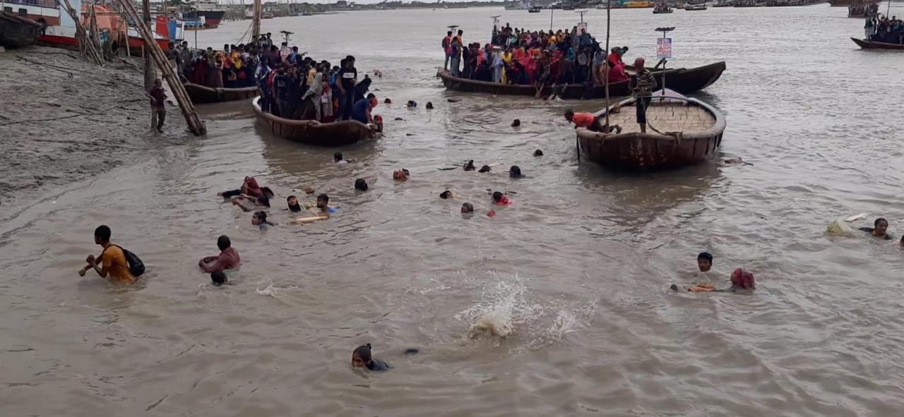 অতিরিক্ত যাত্রী নিয়ে মোংলায় তীরে এসে ডুবল তরী