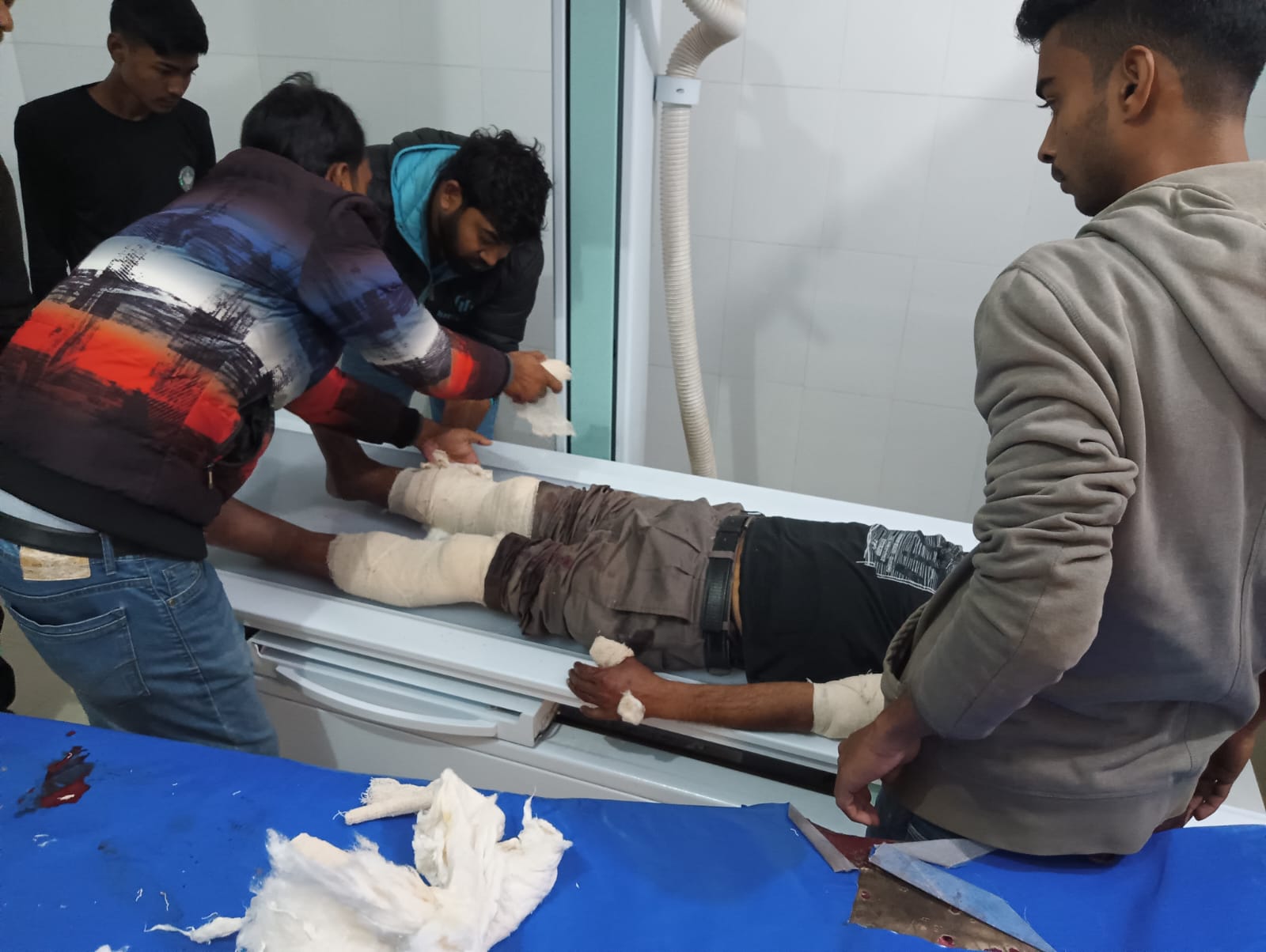 সাবেক প্রতিমন্ত্রী দারার চাচাকে বিদ্যুতের খুঁটিতে বেঁধে পিটিয়ে হাত-পা থেঁতলে দিল দুর্বৃত্তরা