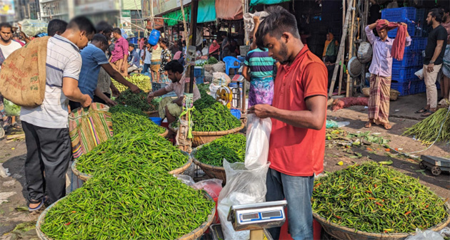 লাগামহীন বাজারে কাঁচামরিচ ৪০০ ছুঁই ছুঁই