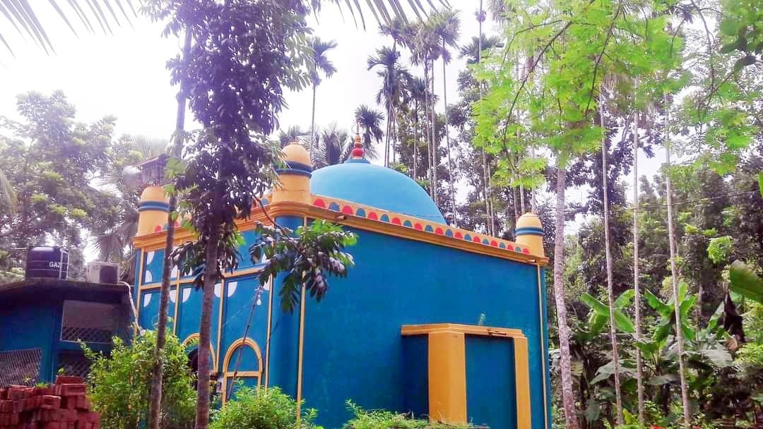 এক রাতেই পুকুরসহ নির্মিত হয় যে মসজিদ