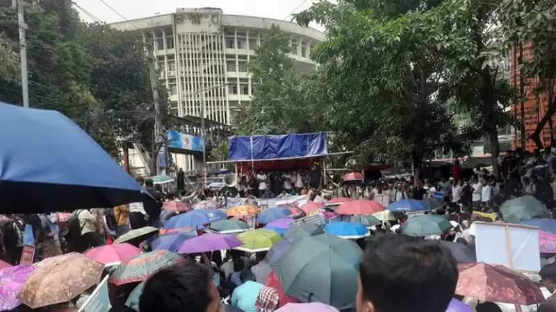 নিয়োগপত্রের দাবিতে শাহবাগে সুপারিশপ্রাপ্ত শিক্ষকদের গণ-অবস্থান