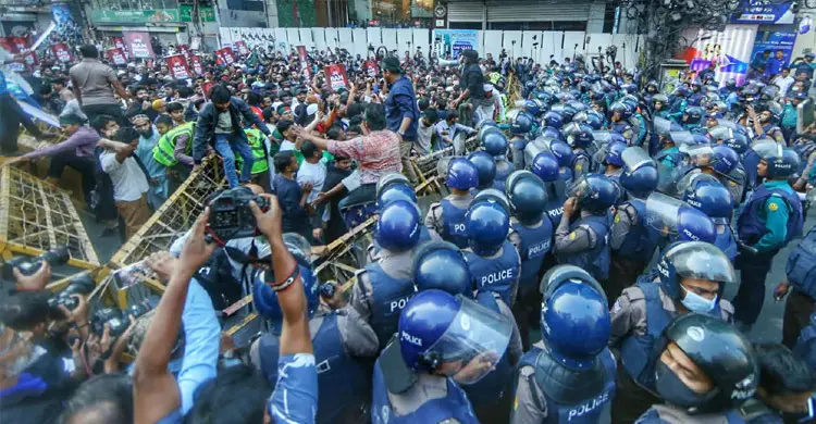 ‘লং মার্চ টু ইন্ডিয়ান হাইকমিশন’ কর্মসূচিতে পুলিশের বাধা