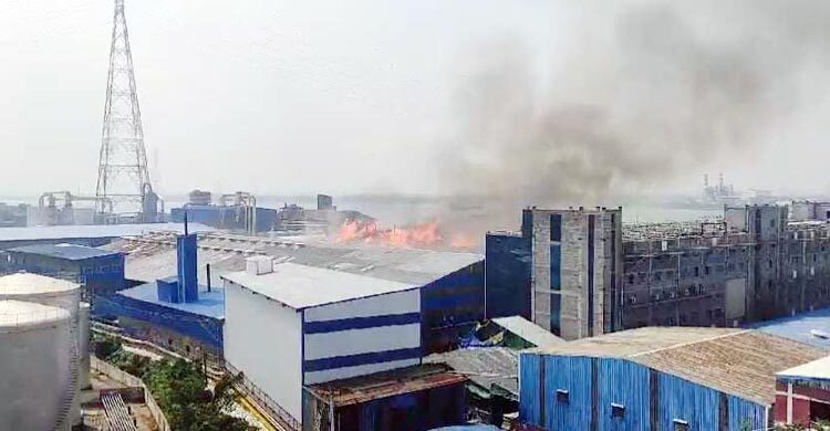 মুন্সীগঞ্জে সুপারবোর্ড কারখানায় আগুন