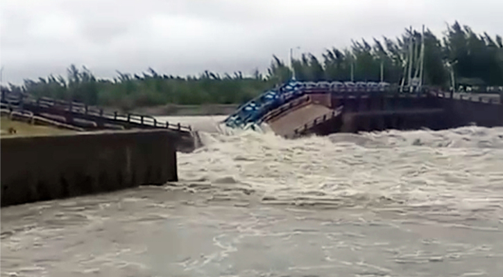 উজানের ঢলে ভেঙে গেছে মুছাপুর স্লুইসগেট, এলাকাজুড়ে আতঙ্ক