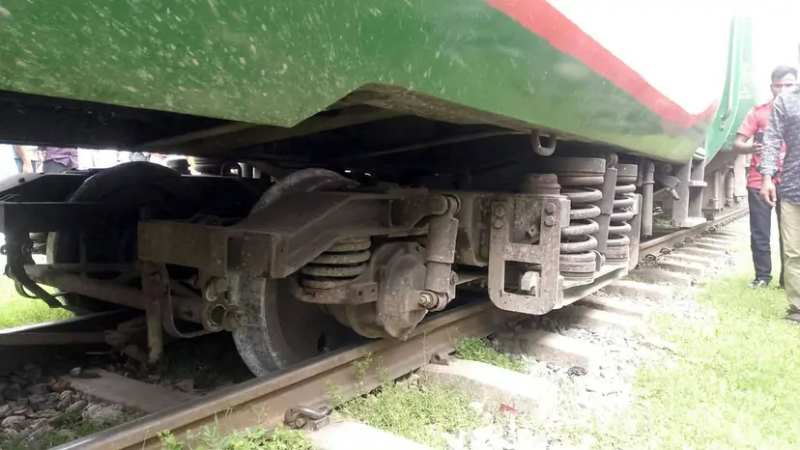 ব্রহ্মপুত্র এক্সপ্রেস লাইনচ্যুত, ঢাকা-ময়মনসিংহ-জামালপুর রুটে ট্রেন চলাচল বন্ধ