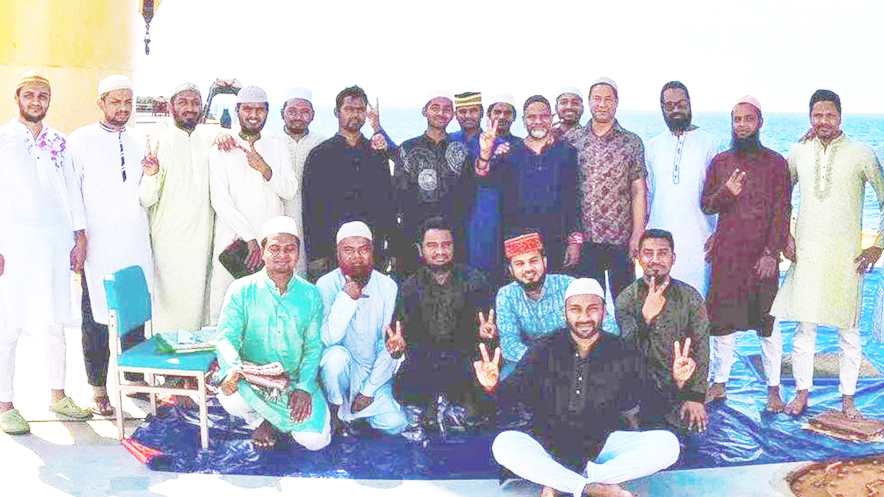 জাহাজেই ঈদের নামাজ পড়লেন জিম্মি নাবিকরা