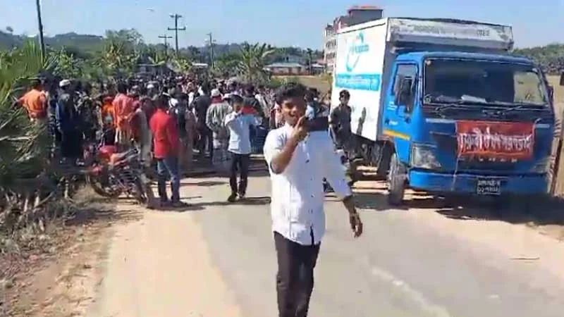 মাদরাসা সুপারের বিরুদ্ধে যৌন হয়রানির অভিযোগ, মানববন্ধনে হামলা