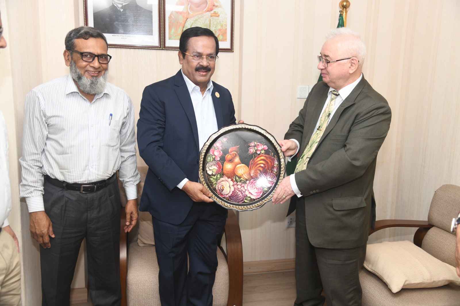 রাশিয়াতে তৈরি পোশাক-পাটজাত পণ্য রপ্তানি বাড়াতে চায় সরকার