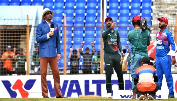 টসে জিতে বোলিংয়ে বাংলাদেশ