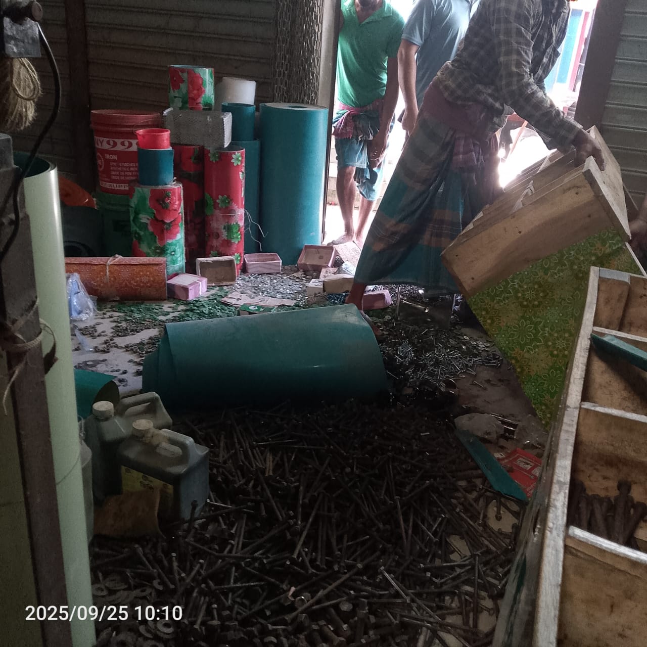 প্রবাসীর মার্কেটসহ আ.লীগ নেতাকর্মীদের প্রতিষ্ঠানে হামলা-লুটপাটের অভিযোগ