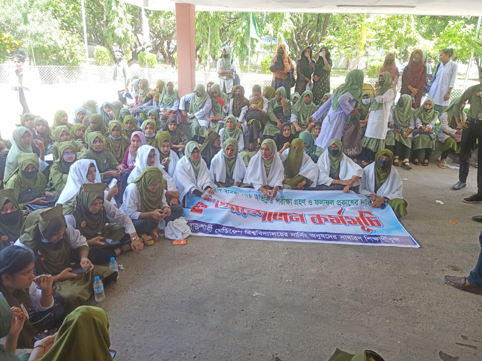 রাজশাহীতে কাফনের কাপড় গায়ে জড়িয়ে অনশনে নার্সিং শিক্ষার্থীরা