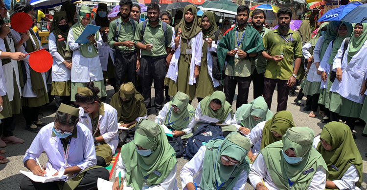 রাজশাহীতে নার্সিং শিক্ষার্থীদের 'প্রতীকী পরীক্ষা ও বিষপান' কর্মসূচিতে অসুস্থ ১৫