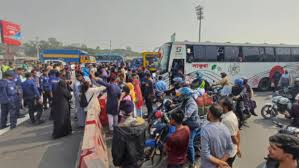 ঢাকা-মাওয়া এক্সপ্রেসওয়ে অবরোধ করে বৈষম্যবিরোধী ছাত্রদের অবস্থান