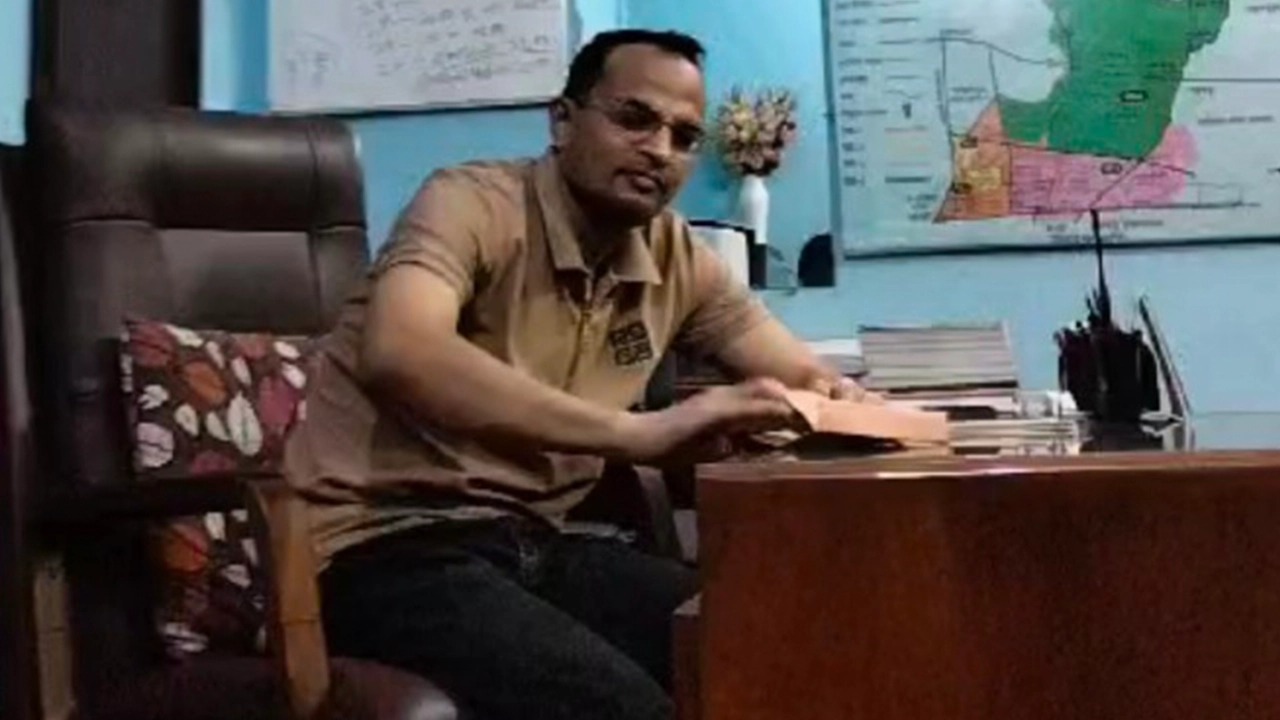 থানায় বসে খামে ভরা টাকা নেওয়া ওসির ভিডিও ভাইরাল