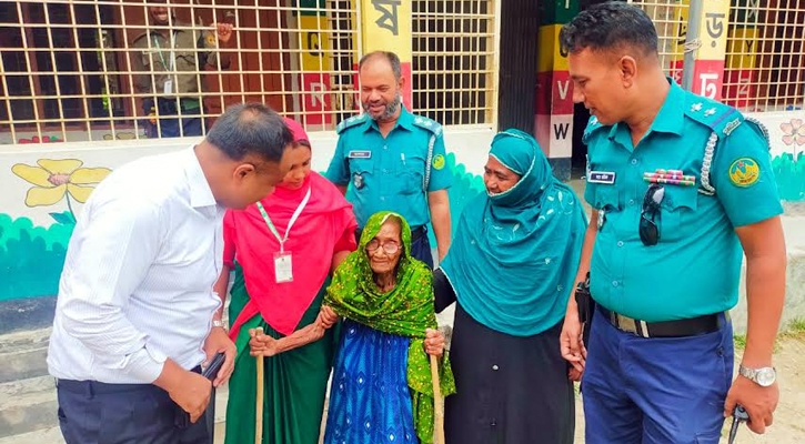 কেন্দ্রে গিয়ে ভোট দিতে পেরে খুশি শতবর্ষী রাহেলা