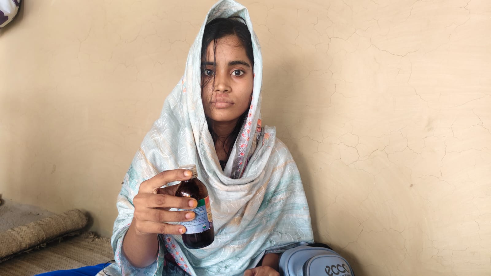 বিয়ের দাবিতে প্রেমিকের বাড়িতে বিষের বোতল হাতে শিক্ষার্থীর অনশন