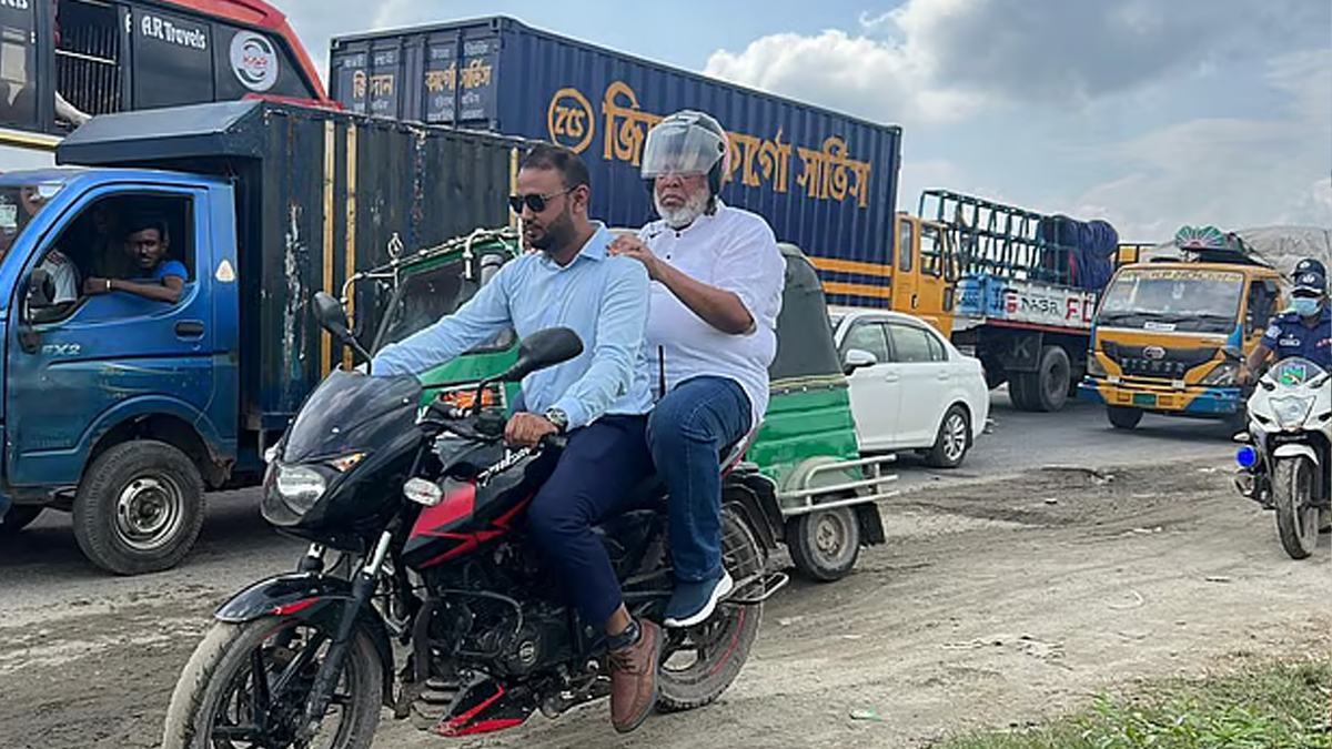 যানজটে বাধ্য হয়ে মোটরসাইকেলে চড়লেন সড়ক উপদেষ্টা