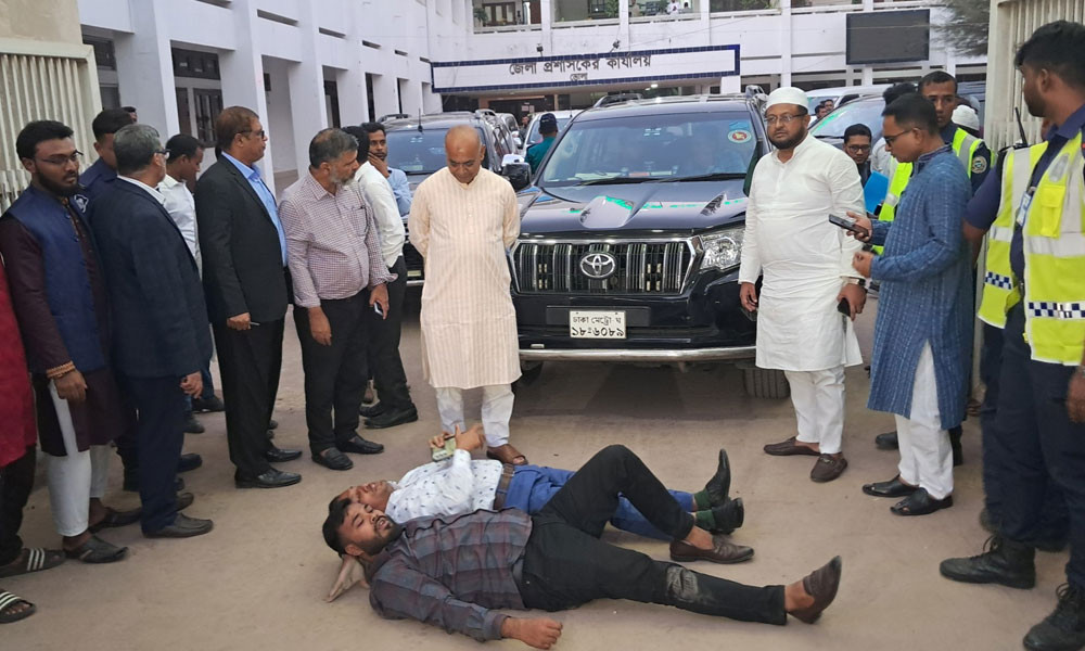 ভোলায় অবরুদ্ধ ৩ উপদেষ্টা