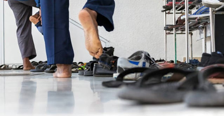 পার্লামেন্টে জুতা চুরি, খালি পায়ে ঘরে ফিরলেন পাকিস্তানের এমপিরা