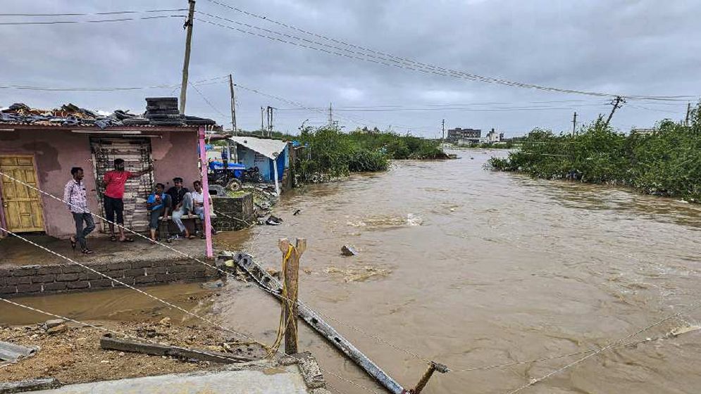 'আসনা' আঘাত হানার আগেই পাকিস্তানে ২৪ জনের মৃত্যু