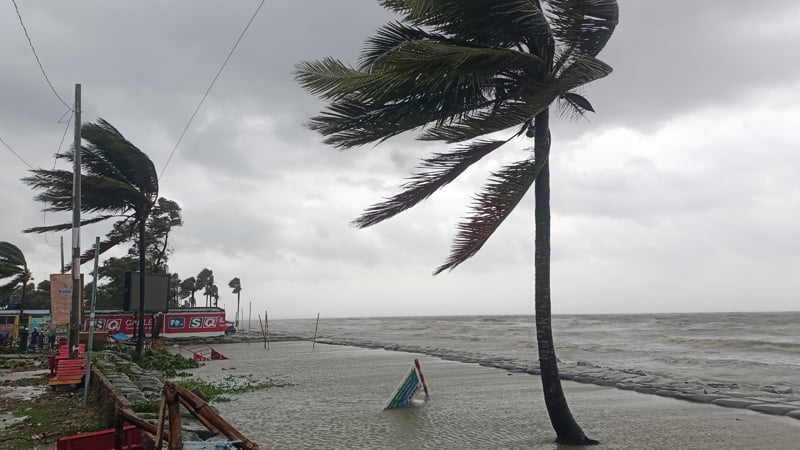 মহাবিপৎসংকেত নামলেও উপকূলে তাণ্ডব চালাচ্ছে রিমাল