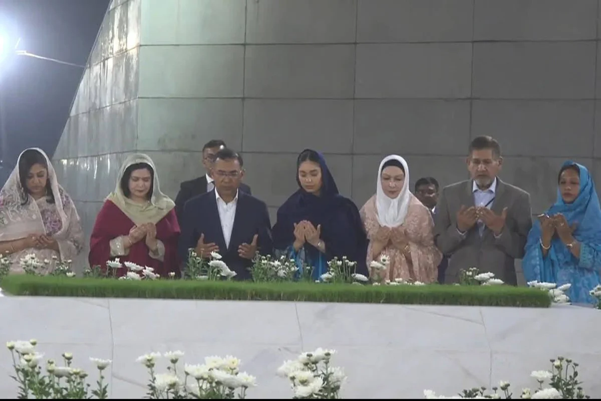 শপথ নেওয়ার পর মা-বাবার কবর জিয়ারত করলেন প্রধানমন্ত্রী