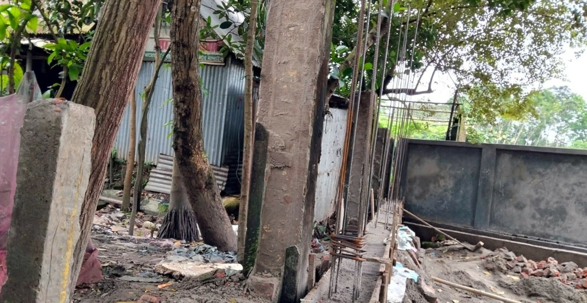 নান্দাইলে সরকারি বিদ্যালয়ের জমিতে সীমানা প্রাচীর নির্মাণের অভিযোগ