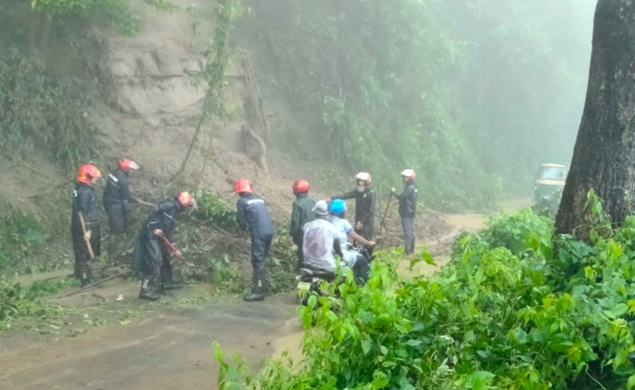 বান্দরবানে টানা বৃষ্টিতে পাহাড়ধস, নিরাপদে যেতে মাইকিং