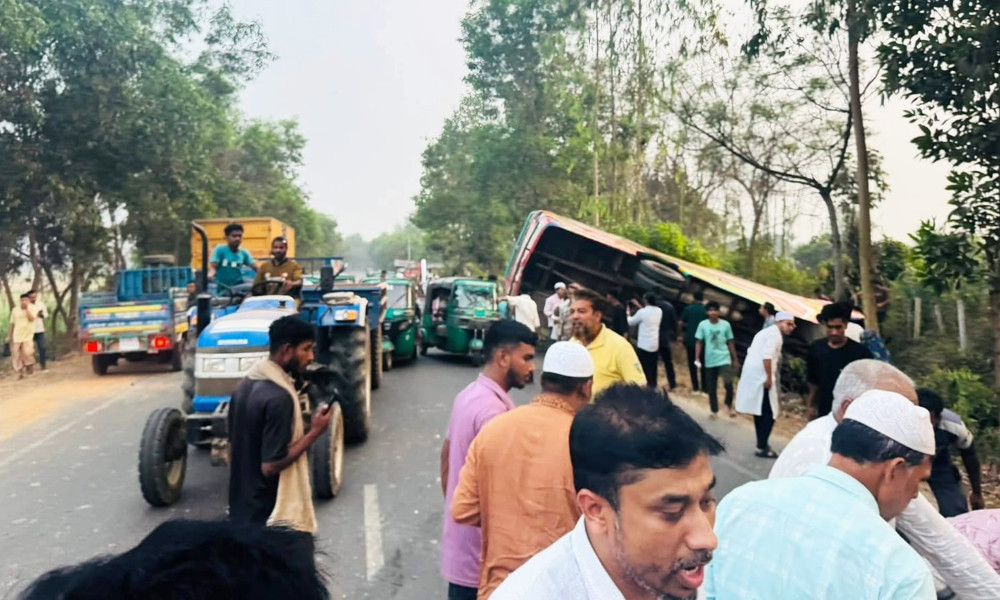 ফটিকছড়িতে বাস-মোটরসাইকেলের সংঘর্ষ, নিহত ৩