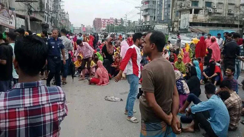 বকেয়া বেতনের দাবিতে গাজীপুরে সড়ক অবরোধ