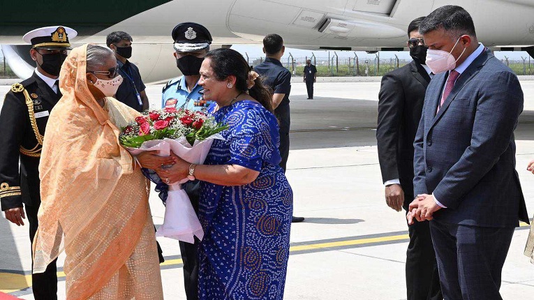 মোদির শপথ অনুষ্ঠানে যোগ দিতে নয়াদিল্লী পৌঁছেছেন শেখ হাসিনা