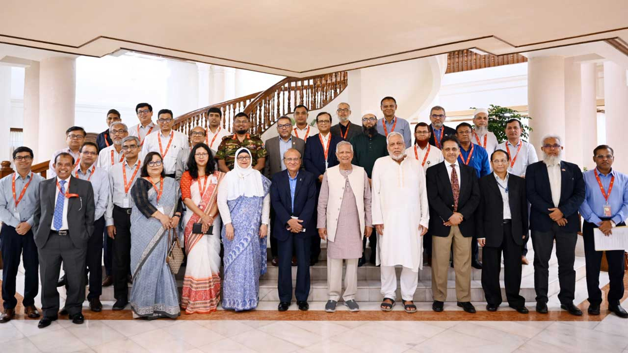 স্বস্তিকর ঈদযাত্রা: সংশ্লিষ্টদের ধন্যবাদ জানালেন প্রধান উপদেষ্টা