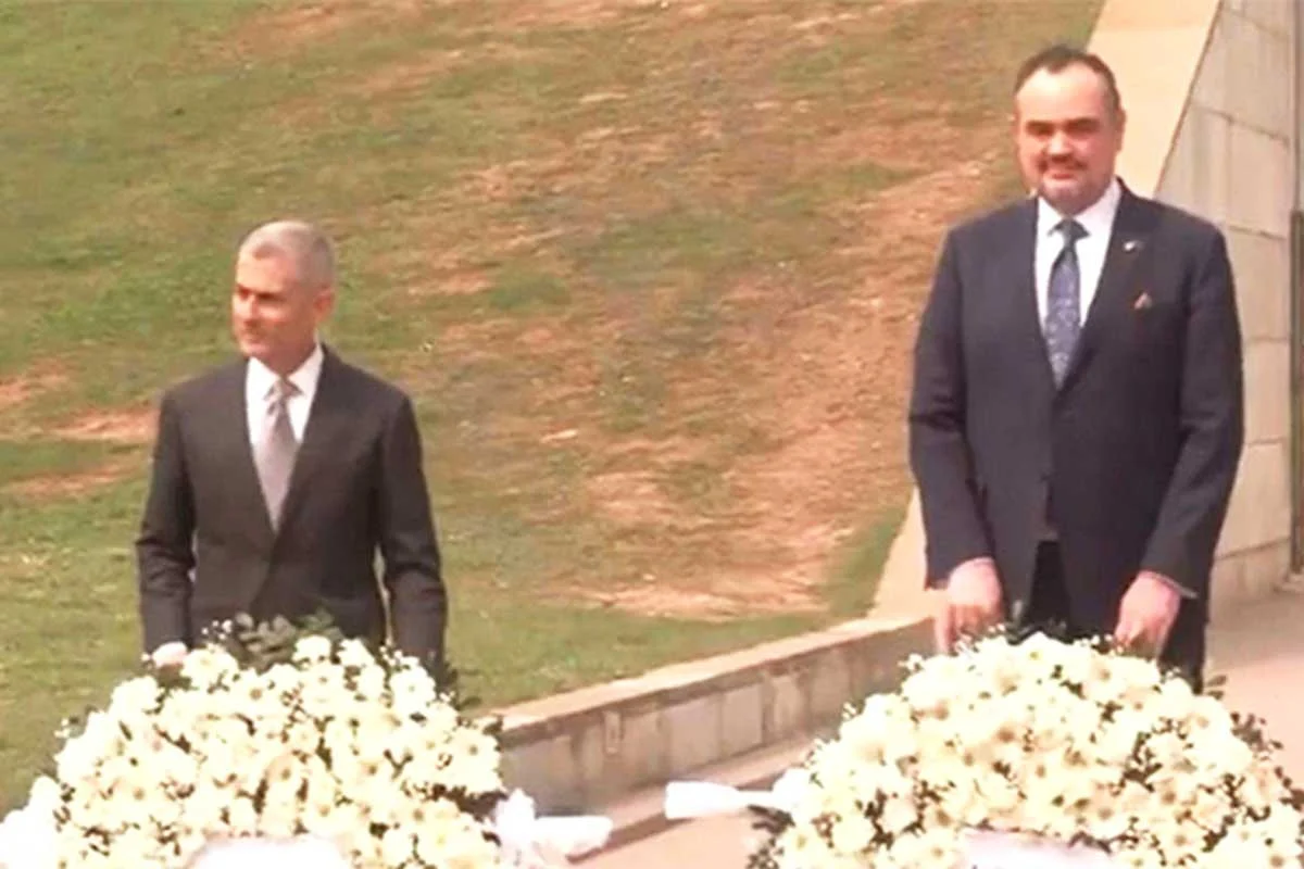 জিয়াউর রহমান-খালেদা জিয়ার কবরে পল কাপুরের শ্রদ্ধা