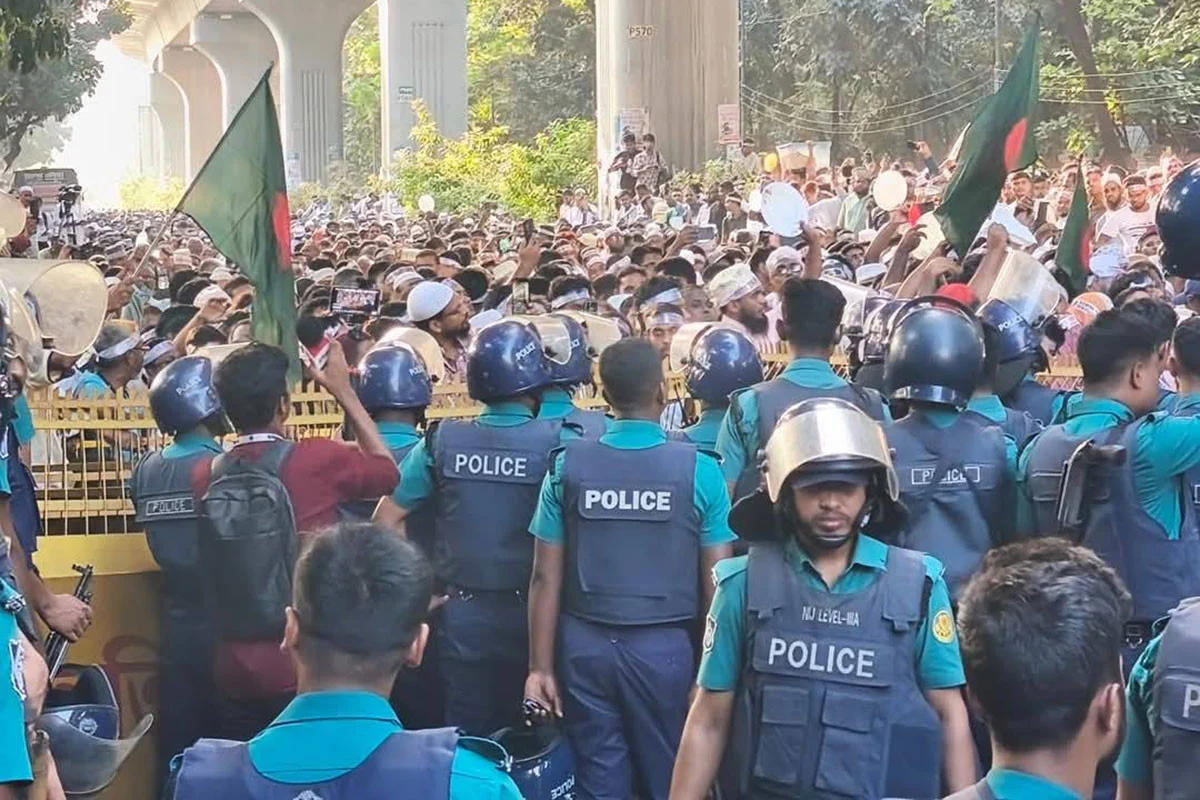 বাড়িভাড়া ৫ শতাংশ বাড়ানোর সিদ্ধান্ত প্রত্যাখ্যান, খালি প্লেট হাতে ভুখামিছিল