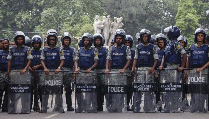 'লকডাউন' রুখে দেওয়ার ঘোষণা পুলিশের