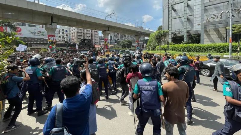 দায়িত্ব পালনে পুলিশ কি 'উভয় সংকটে'