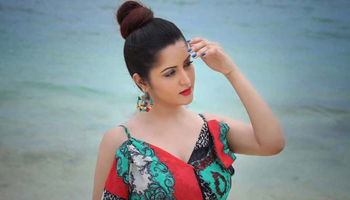 বাবা দিবসে নিজেকেই শুভেচ্ছা পরীমণির