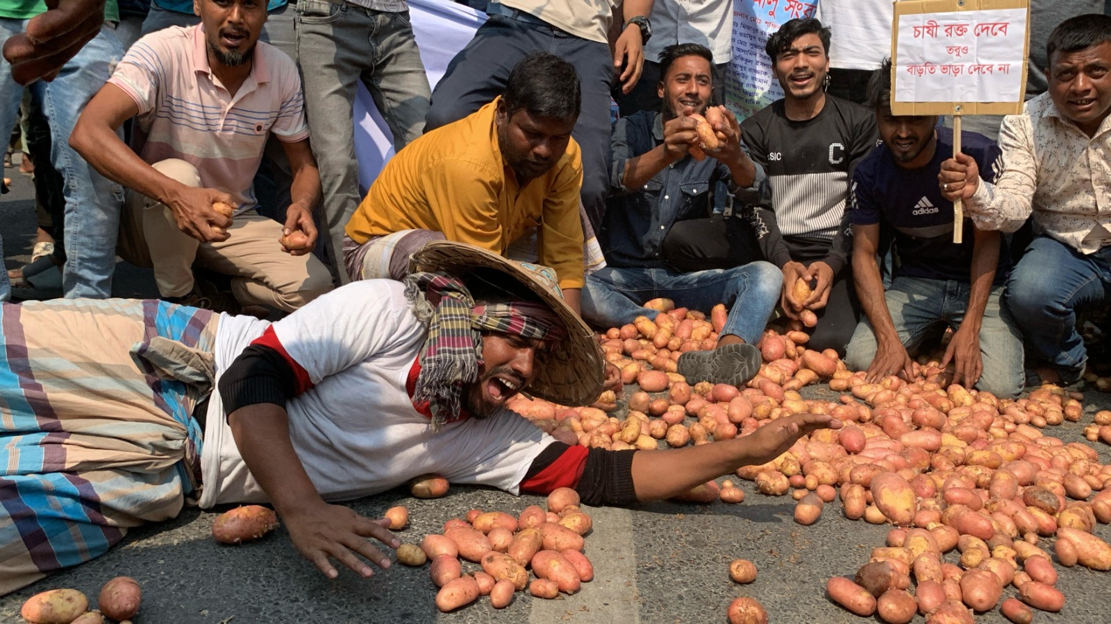 রাজশাহীতে ফের সড়কে আলু ফেলে কৃষকদের বিক্ষোভ