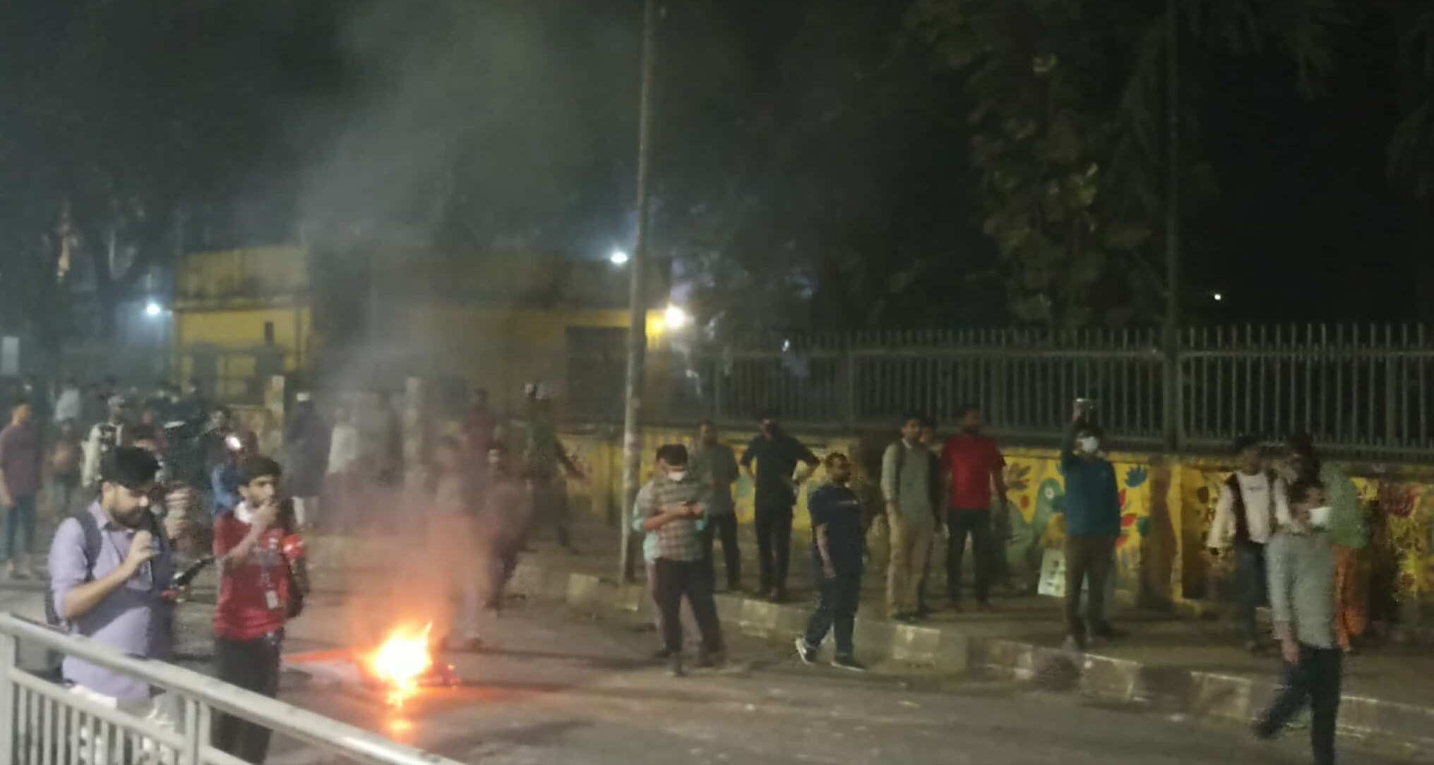 শিক্ষার্থী-পুলিশ সংঘর্ষে রণক্ষেত্র শাহবাগ