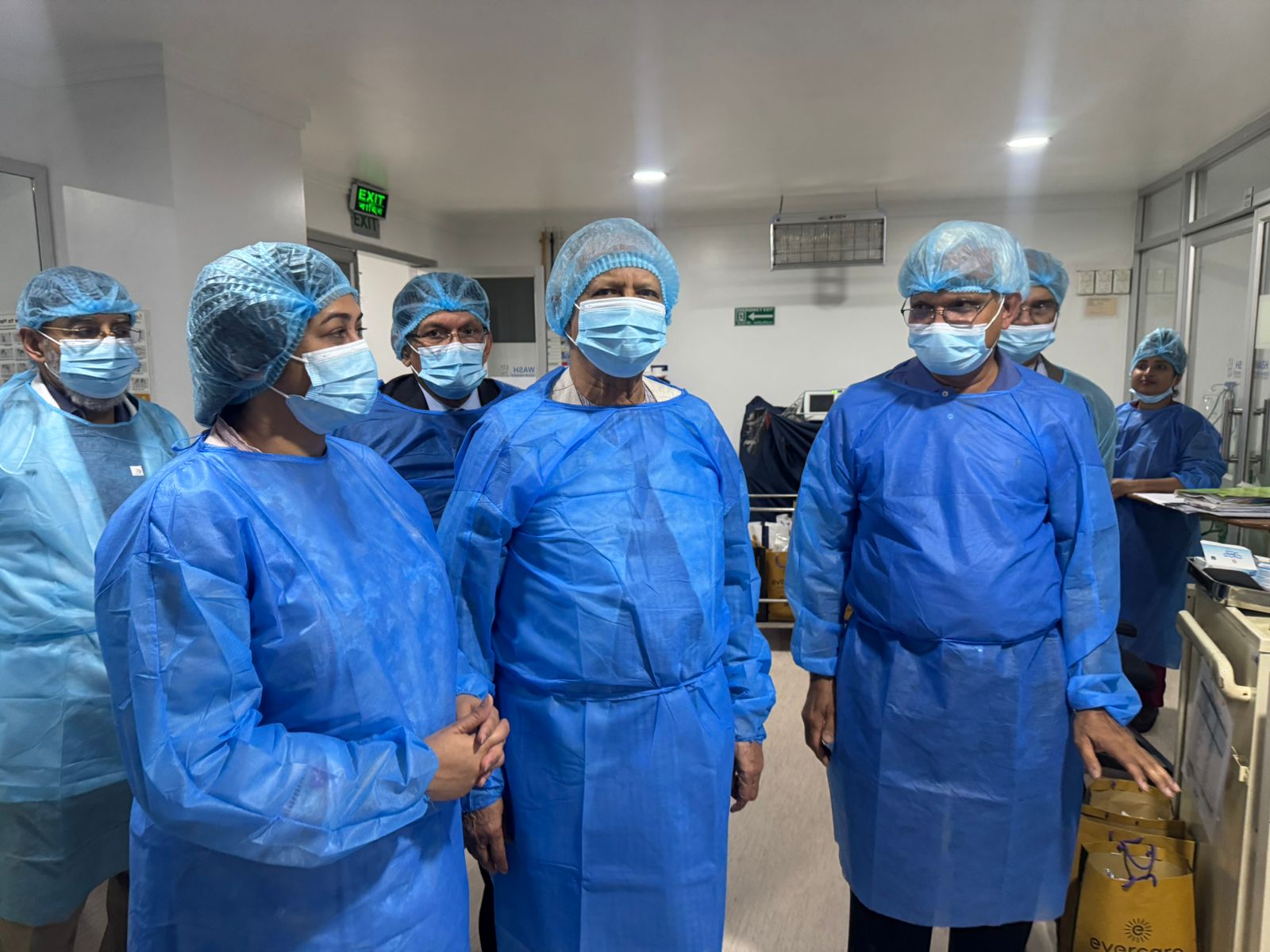 খালেদা জিয়ার স্বাস্থ্যের খোঁজ নিতে এভারকেয়ারে প্রধান উপদেষ্টা