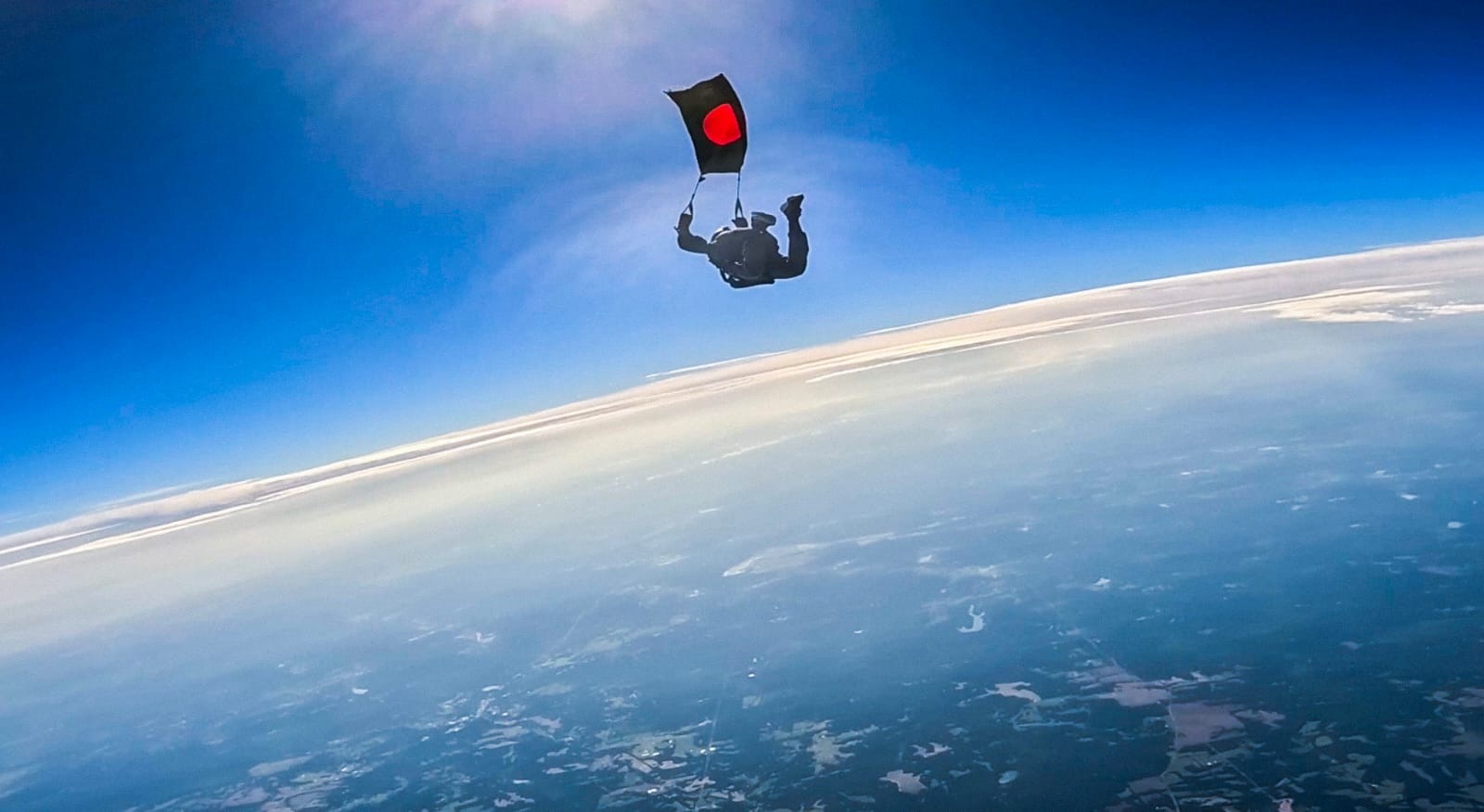 বিশ্বরেকর্ড গড়তে বিজয় দিবসে পতাকাসহ ঝাঁপ দেবেন ৫৪ প্যারাট্রুপার