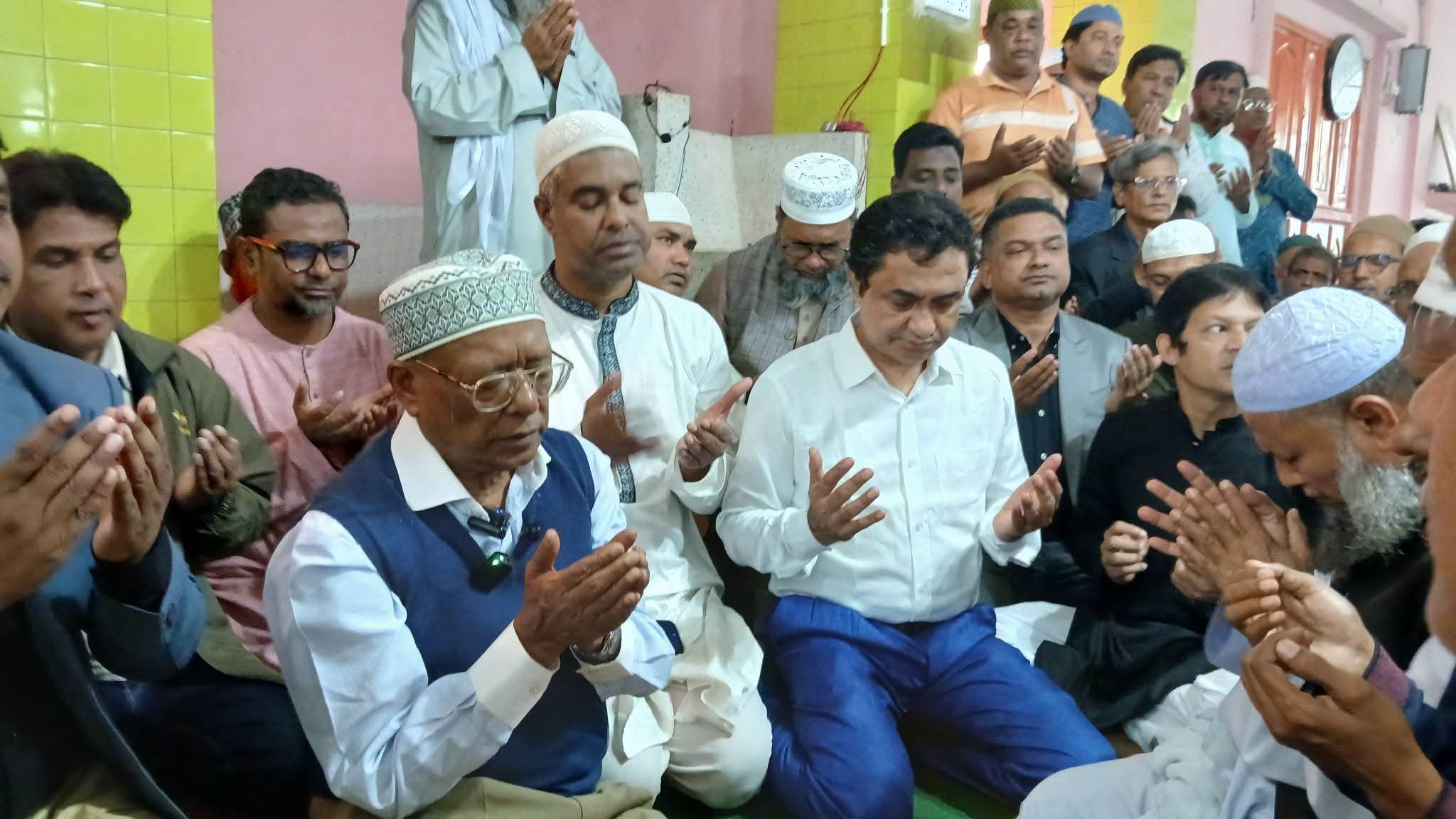 নির্বাচনি প্রচার থামিয়ে খালেদা জিয়ার জন্য দোয়া প্রার্থনা