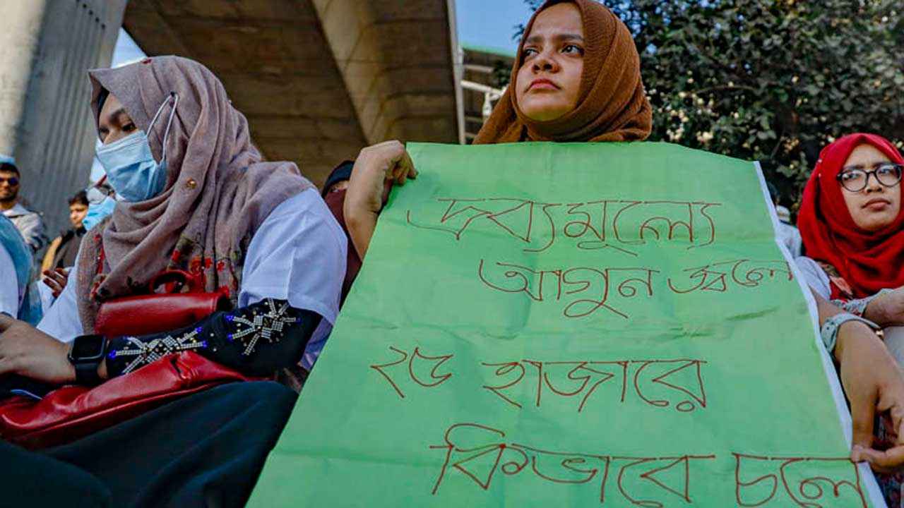 প্রজ্ঞাপন প্রত্যাখ্যান, অনির্দিষ্টকালের কর্মবিরতি ঘোষণা ইন্টার্ন চিকিৎসকদের