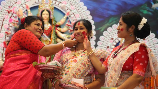 দুঃখ ভুলে হাসিমুখে মাকে বিদায়