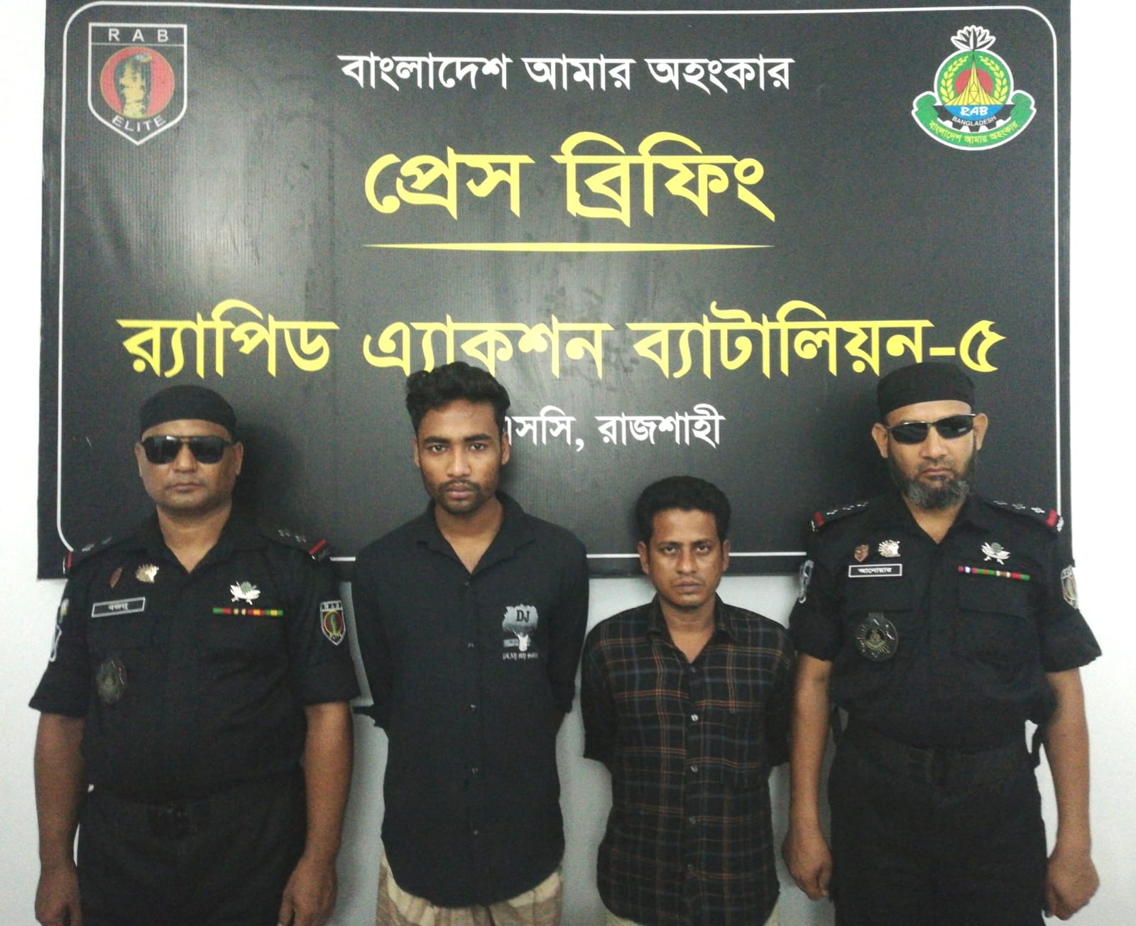 রাজশাহীতে বিদেশি পিস্তলসহ দুই অস্ত্র কারবারি গ্রেপ্তার