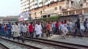 জুরাইন রেলক্রসিং ছাড়লেন রিকশাচালকরা
