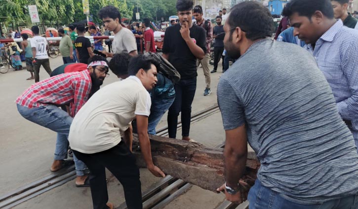 ‘রেল ব্লকেড’ উঠল, ট্রেন চলাচল শুরু