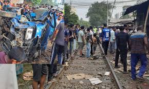রাজশাহীতে পিকআপে ট্রেনের ধাক্কা, আহত ৫