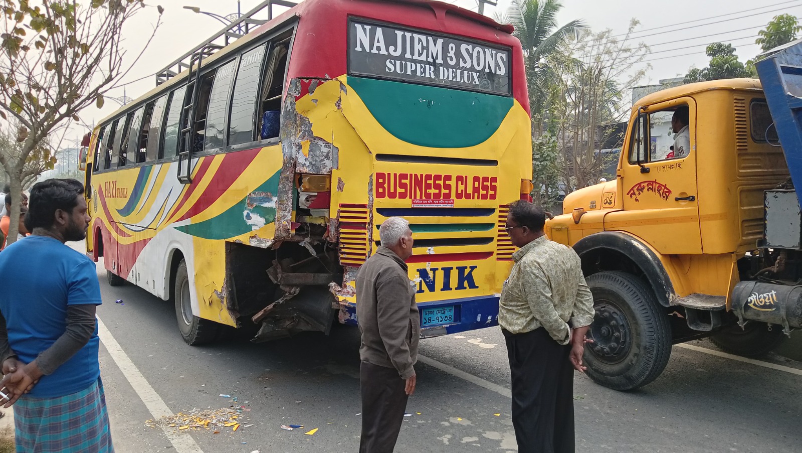 পিকনিকের বাসে ট্রাকের ধাক্কা, অল্পের জন্য রক্ষা পেল অর্ধশতাধিক শিক্ষার্থী