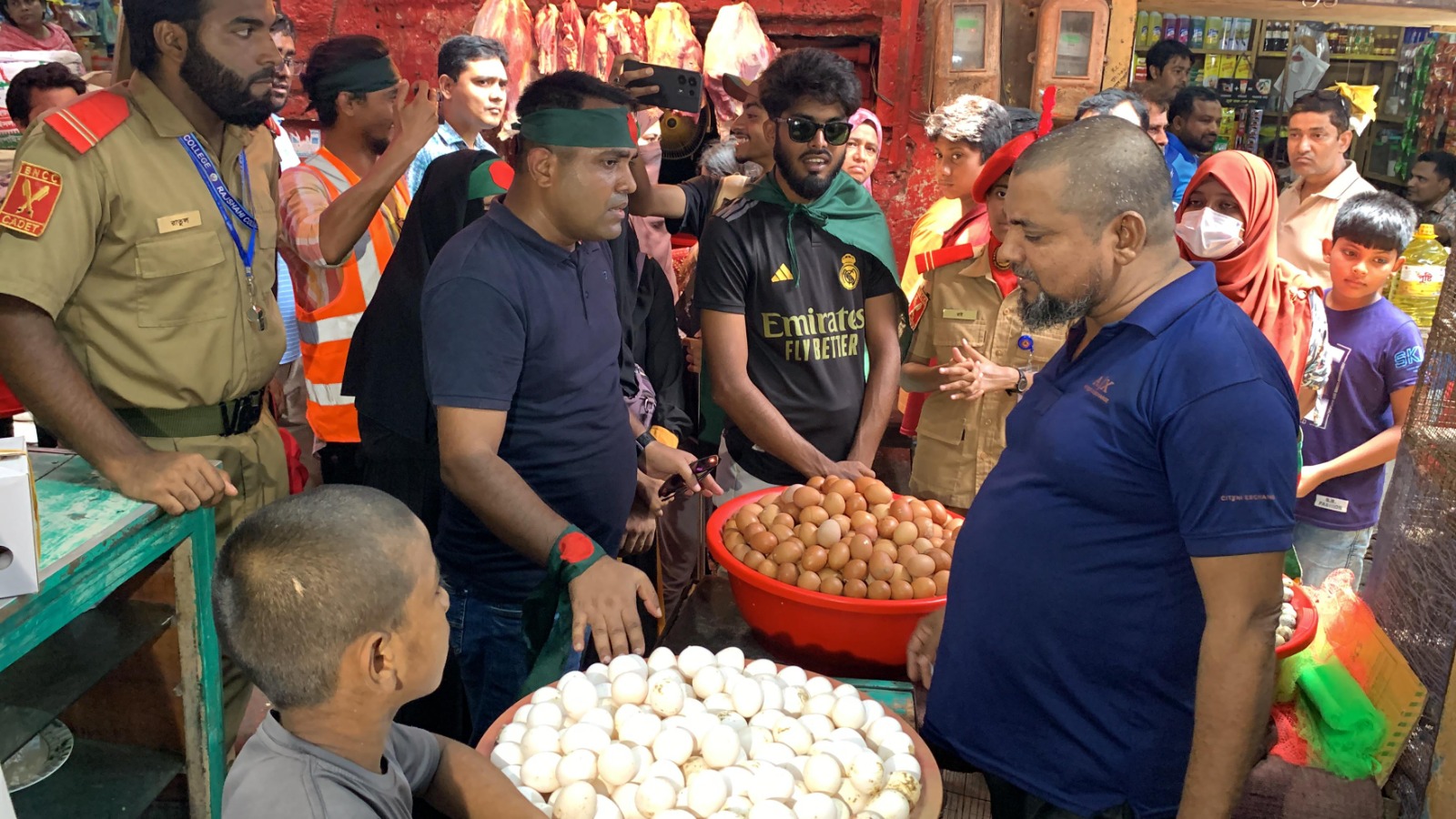 রাজশাহীতে বাজার মনিটরিংয়ে শিক্ষার্থীরা